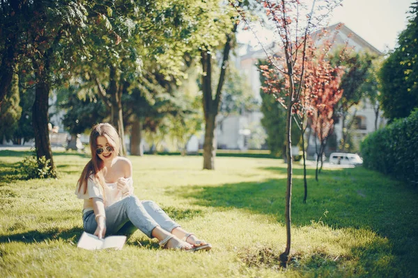 Chica en un parque —  Fotos de Stock