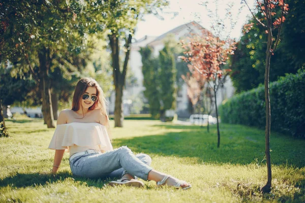Meisje in een park — Stockfoto