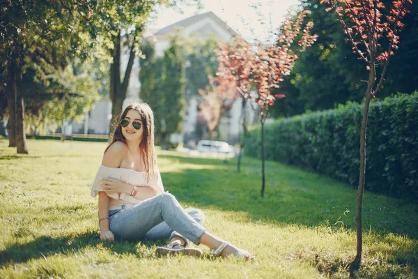 Menina em um parque — Fotografia de Stock