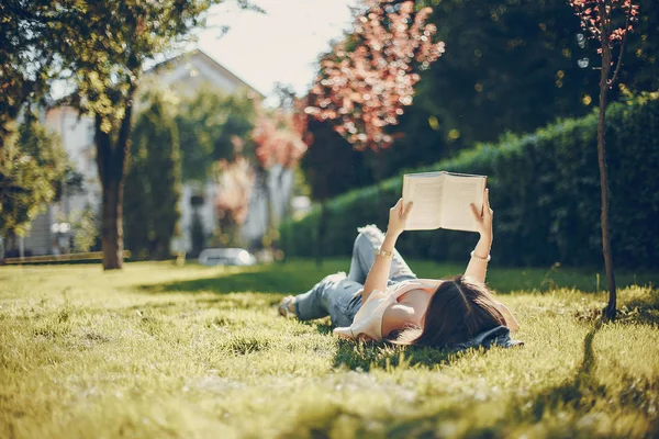 Mädchen in einem Park — Stockfoto