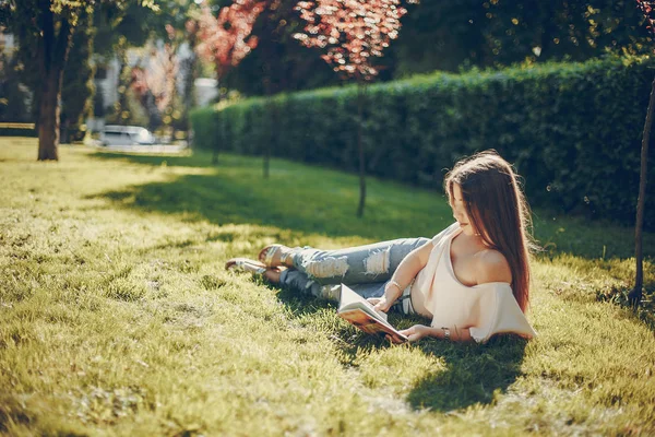 Flicka i en park — Stockfoto