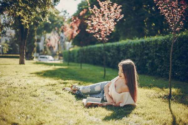 Menina em um parque — Fotografia de Stock