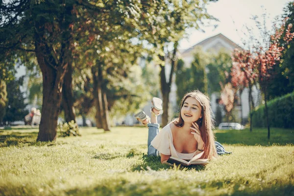 在公园里的女孩 — 图库照片