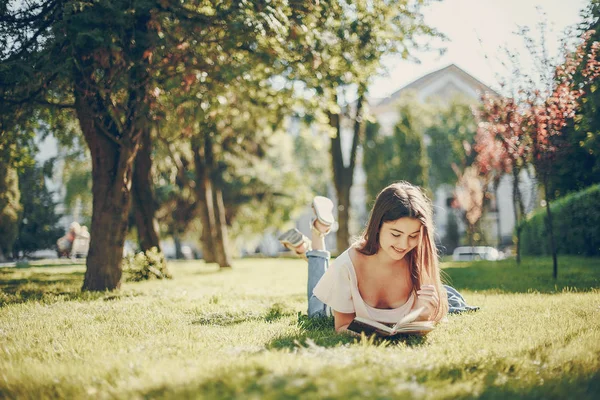 Menina em um parque — Fotografia de Stock