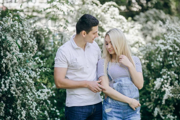 Casal na natureza — Fotografia de Stock