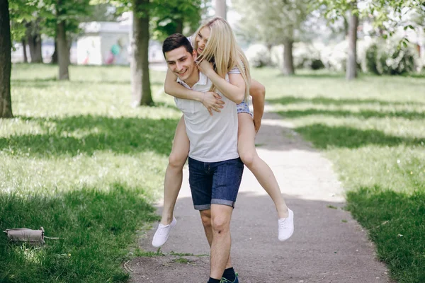 Pareja en la naturaleza —  Fotos de Stock