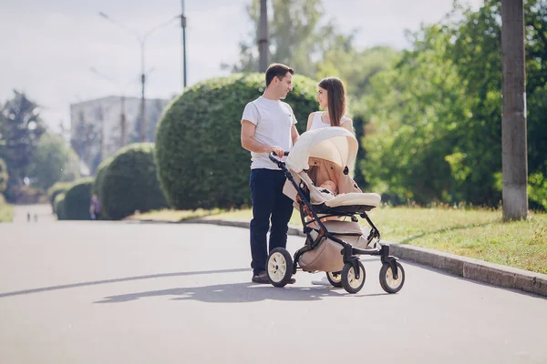 Familie im Park — Stockfoto