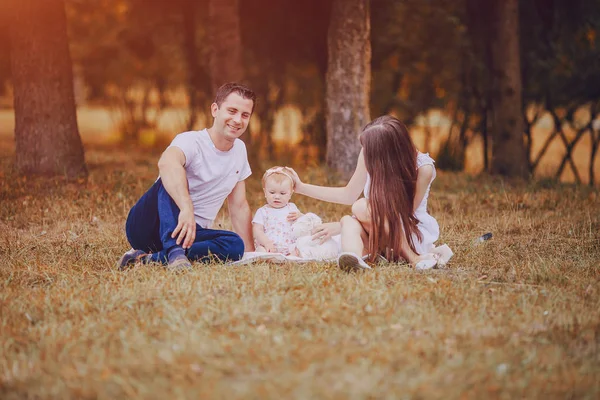 Familia en el parque — Foto de Stock