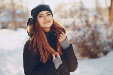 Kız bir kış şehirde yürüyüş