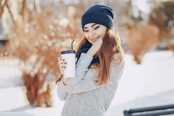 Menina andando em uma cidade de inverno — Fotografia de Stock