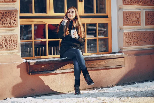 Flicka som promenader i en vinter stad — Stockfoto