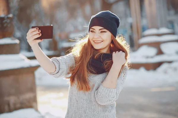 Menina andando em uma cidade de inverno — Fotografia de Stock