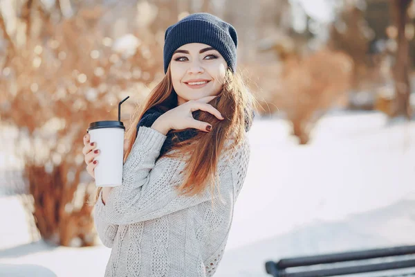 Mädchen zu Fuß in einer Winterstadt — Stockfoto