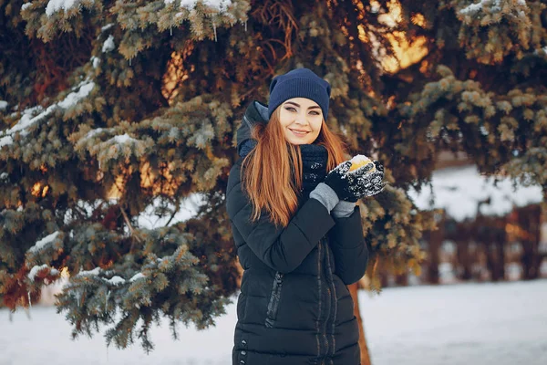 Flicka som promenader i en vinter stad — Stockfoto