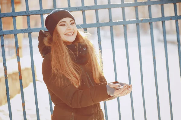 Дівчина гуляє в зимовому місті — стокове фото