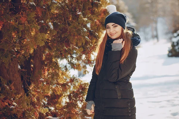 Kız bir kış şehirde yürüyüş