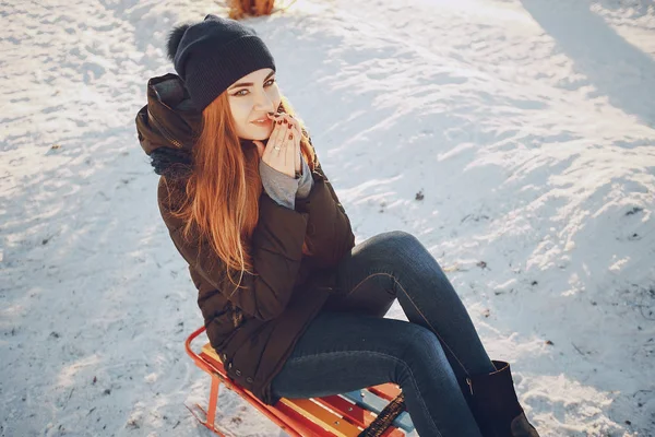 冬の街を歩いて女の子 — ストック写真