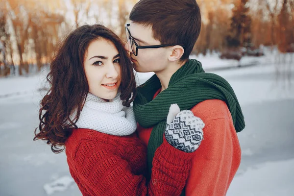 Casal amor neve e frio — Fotografia de Stock