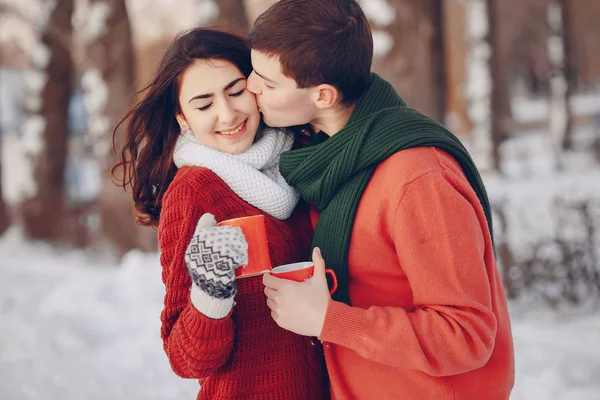 Casal amor neve e frio — Fotografia de Stock