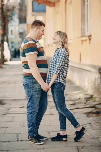 Casal na cidade — Fotografia de Stock