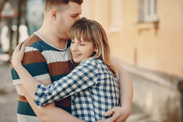 Paar in stad — Stockfoto