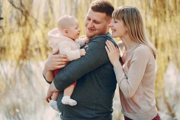 Familia en un paseo — Foto de Stock