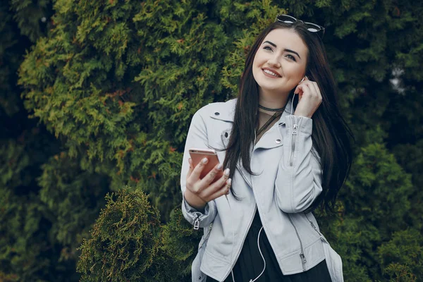 Chica en la ciudad — Foto de Stock