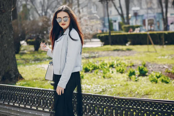 Chica en la ciudad — Foto de Stock