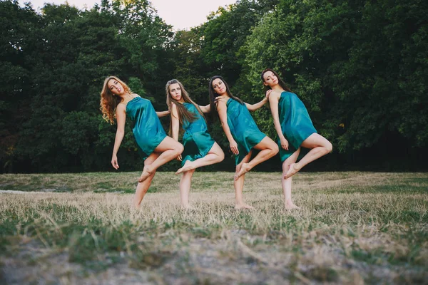 Girls in nature — Stock Photo, Image