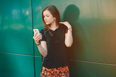 kızı duvara yakın