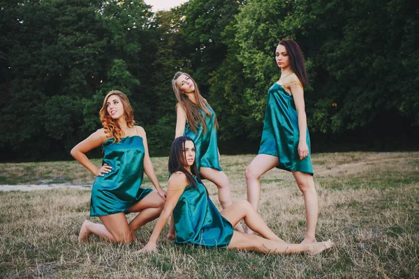 Girls in nature — Stock Photo, Image