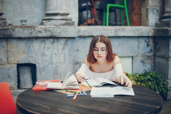 Vrouwelijke student studeert — Stockfoto