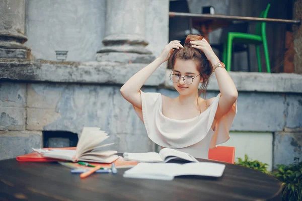 Kvinnlig student som studerar — Stockfoto