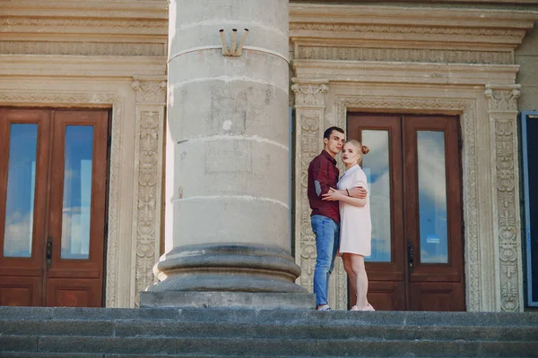 Pareja en una ciudad — Foto de Stock