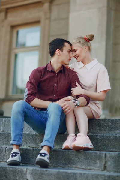 Pareja en una ciudad —  Fotos de Stock