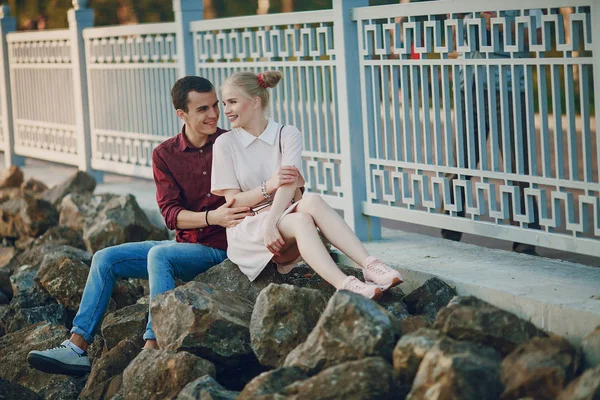 Pareja en una ciudad — Foto de Stock