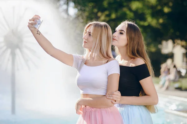 Girls at the fountain — Stock Photo, Image
