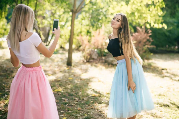 Fille avec téléphone — Photo