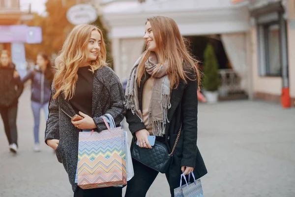 Dos chicas en un paseo — Foto de Stock