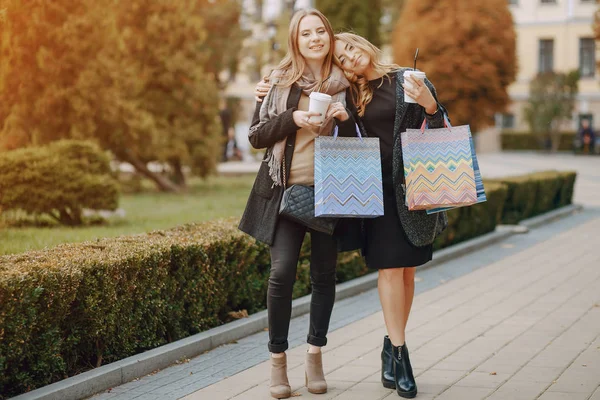 Duas meninas em uma caminhada — Fotografia de Stock