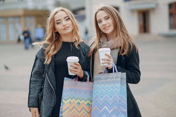 Duas meninas em uma caminhada — Fotografia de Stock