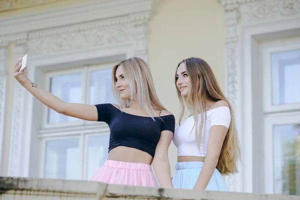 Ragazze con telefono — Foto Stock