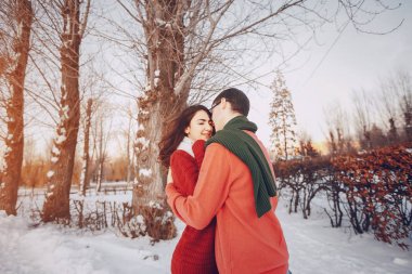 güzel çift eğleniyor parkta sırasında sarıcı