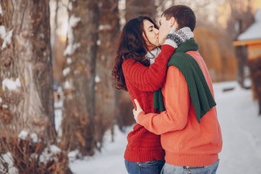 güzel çift eğleniyor parkta sırasında sarıcı