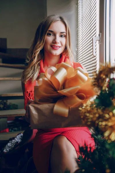 Zwei Mädchen bereiten sich auf die Neujahrsferien vor — Stockfoto