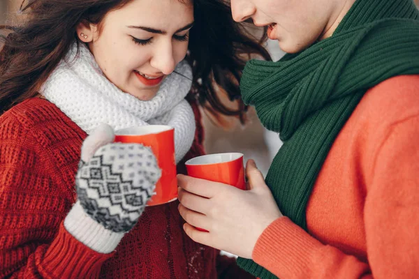 güzel çift eğleniyor parkta sırasında sarıcı