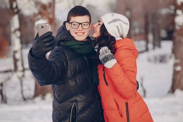 güzel çift eğleniyor parkta sırasında sarıcı