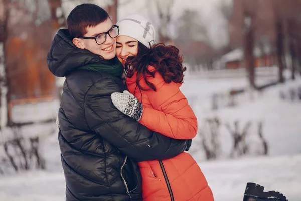 Hermosa pareja divirtiéndose en el parque durante winder —  Fotos de Stock