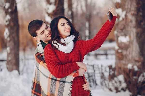 güzel çift eğleniyor parkta sırasında sarıcı