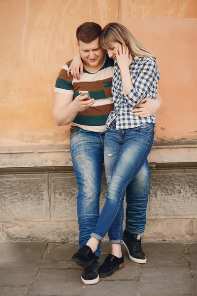 Pareja en la ciudad —  Fotos de Stock